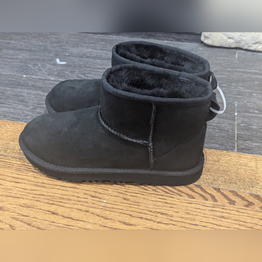 UGG Boot - Picture 3 of 10
